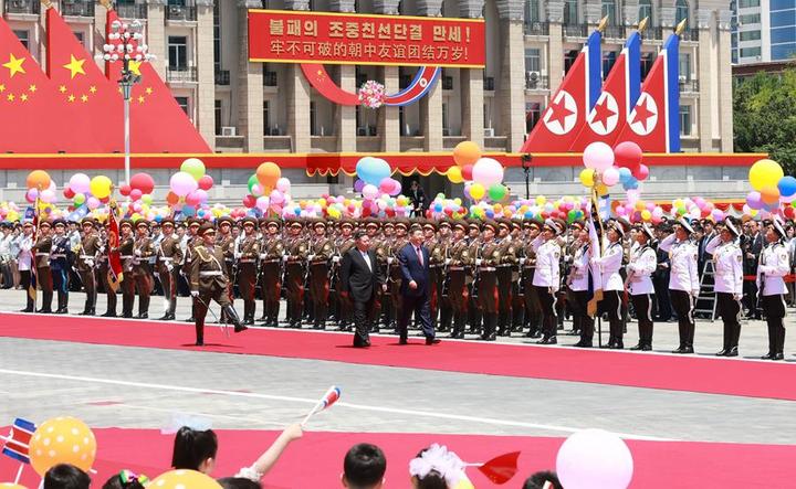 当地时间6月8日中午,朝鲜劳动党总书记、国务委员长金正恩在平壤金日成广场为中共中央总书记、国家主席习近平举行盛大欢迎仪式。这是习近平在金正恩陪同下,检阅朝鲜人民军三军仪仗队。