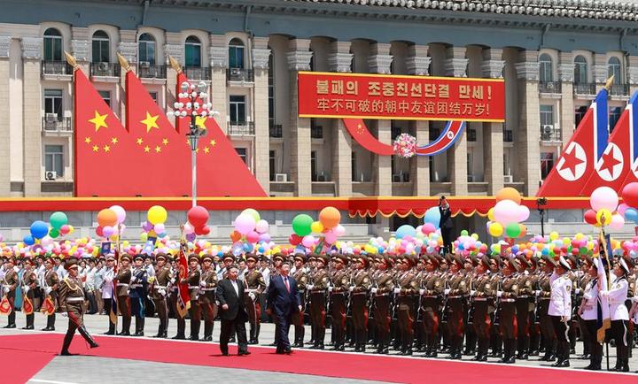 当地时间6月8日中午,朝鲜劳动党总书记、国务委员长金正恩在平壤金日成广场为中共中央总书记、国家主席习近平举行盛大欢迎仪式。这是习近平在金正恩陪同下,检阅朝鲜人民军三军仪仗队。
