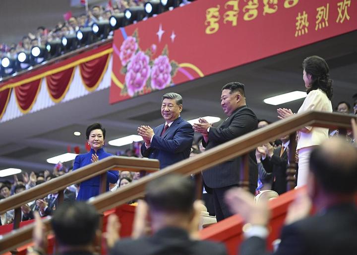 当地时间6月8日晚,中共中央总书记、国家主席习近平和夫人彭丽媛在朝鲜劳动党总书记、国务委员长金正恩和夫人李雪主陪同下,在平壤体育馆同朝鲜各界群众一道观看专场文艺演出。