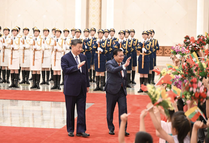 6月16日上午,国家主席习近平在北京人民大会堂同来华进行国事访问的缅甸总统敏昂莱举行会谈。这是会谈前,习近平在人民大会堂北大厅为敏昂莱举行欢迎仪式。新华社记者 李响 摄