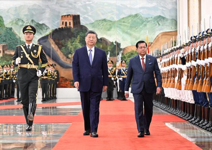 6月16日上午,国家主席习近平在北京人民大会堂同来华进行国事访问的缅甸总统敏昂莱举行会谈。这是会谈前,习近平在人民大会堂北大厅为敏昂莱举行欢迎仪式。新华社记者 申宏 摄