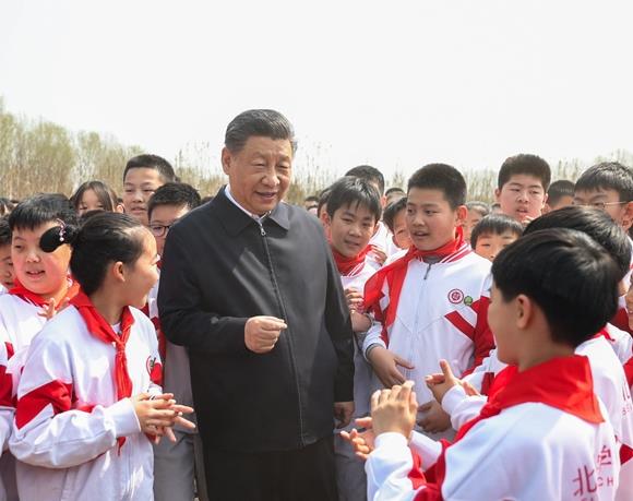 △2024年4月3日,习近平总书记参加首都义务植树活动时,同少先队员亲切交谈,鼓励大家勤奋学习、锻炼身体、茁壮成长,德智体美劳全面发展,努力成为国家栋梁。