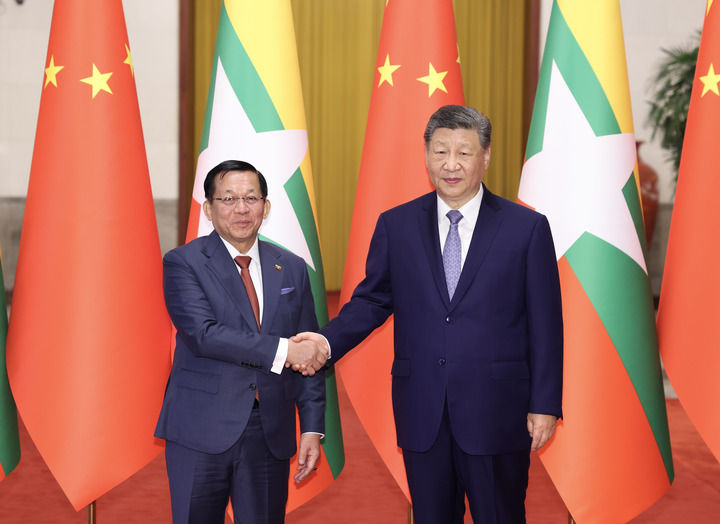 6月16日上午,国家主席习近平在北京人民大会堂同来华进行国事访问的缅甸总统敏昂莱举行会谈。新华社记者 黄敬文 摄