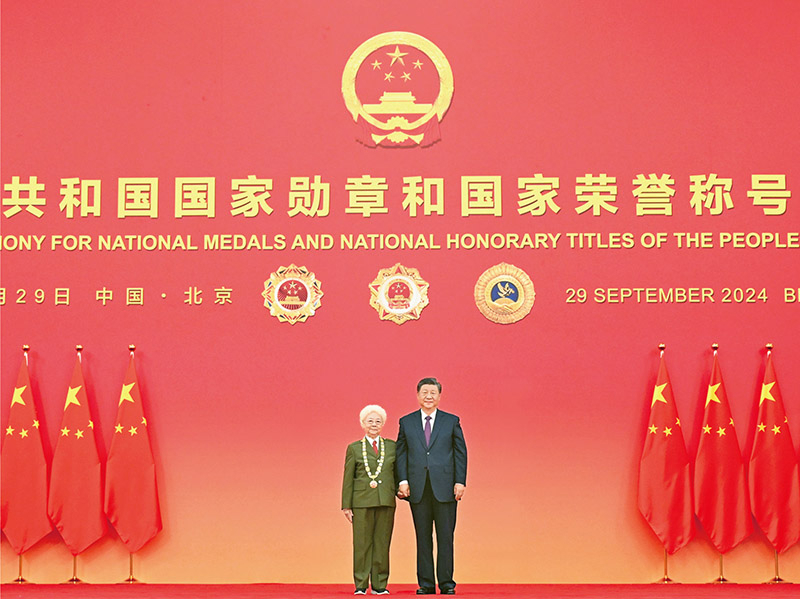 2024年9月29日,习近平总书记向“人民艺术家”国家荣誉称号获得者田华颁授奖章。 2024年9月29日,习近平总书记向“人民艺术家”国家荣誉称号获得者田华颁授奖章。