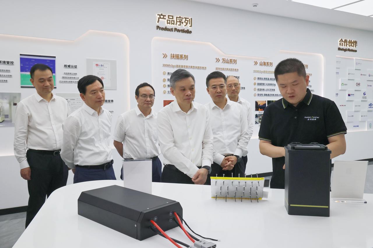 23日下午,省委副书记、省长刘捷在杭州专题调研人工智能创新发展工作。图为刘捷来到金羽新能,实地察看企业在研发侧、生产侧、使用侧强化人工智能赋能有关情况。潮新闻记者 陆乐 摄