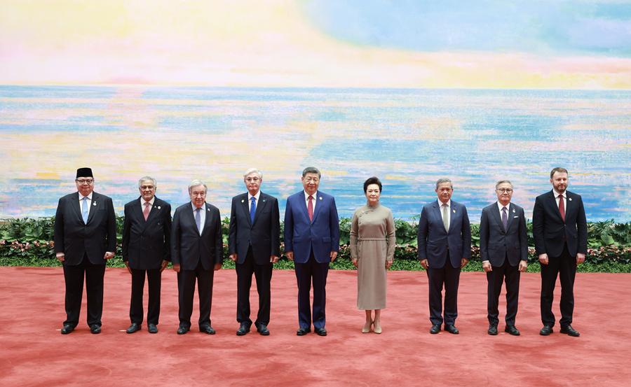 7月17日上午,国家主席习近平在上海世界会客厅出席2026世界人工智能大会暨人工智能全球治理高级别会议开幕式并发表主旨讲话。这是7月16日晚,习近平和夫人彭丽媛在世界会客厅为与会国际贵宾举行欢迎宴会。