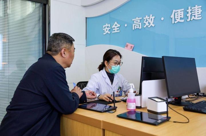 2026年4月25日,在江苏省靖江市人民医院简易门诊,患者向医生主诉病情,医生在电脑系统同步完成信息录入。新华社发(顾继红 摄)