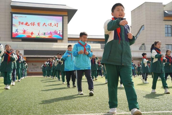 2025年3月21日,在陕西省西安市曲江第六小学,学生在阳光体育大课间活动上练习少儿自编版八段锦。新华社记者 邵瑞 摄