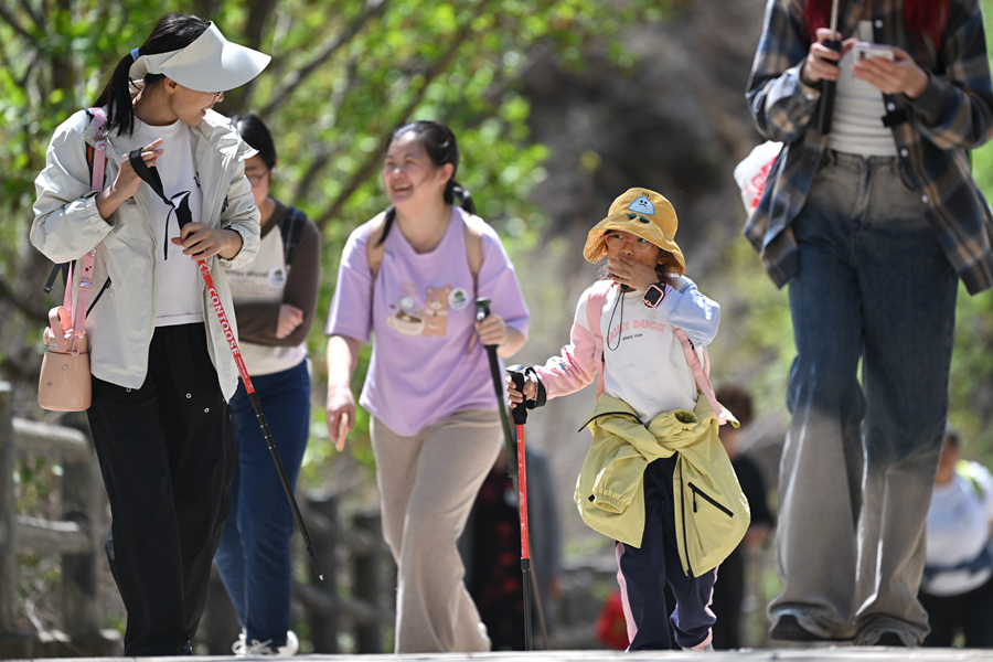 2025年4月19日,人们在徒步登山中。当日,800余名健身爱好者参加天津市蓟州区八仙山首届登顶大会,在徒步登山中享受春光。新华社记者 李然 摄