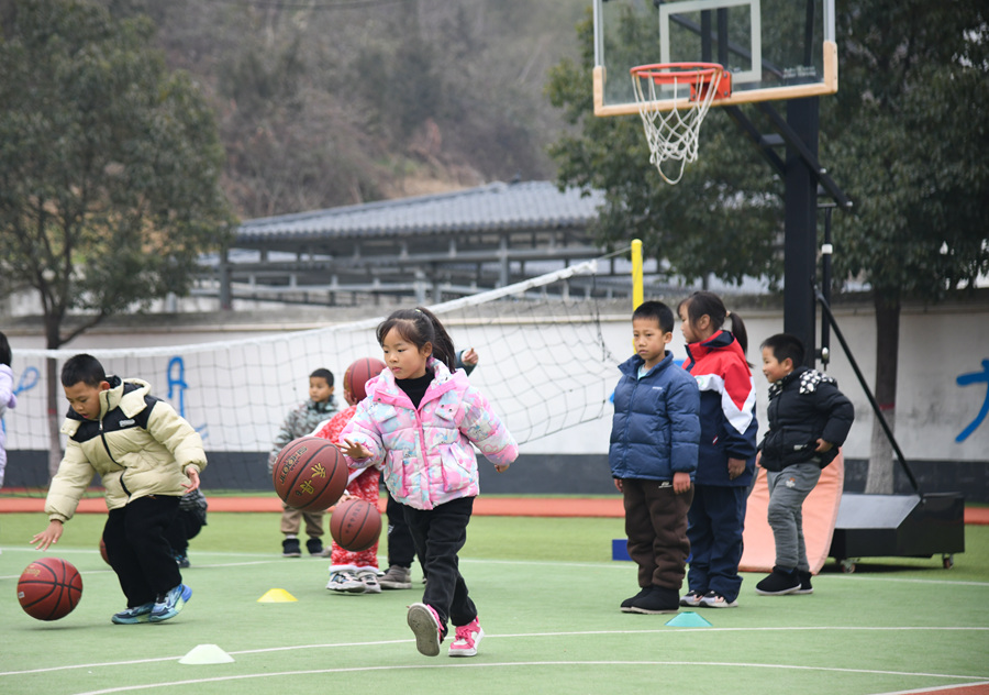 2024年12月27日,陕西省安康市平利县老县镇中心小学的学生在上体育课。新华社记者 张博文 摄