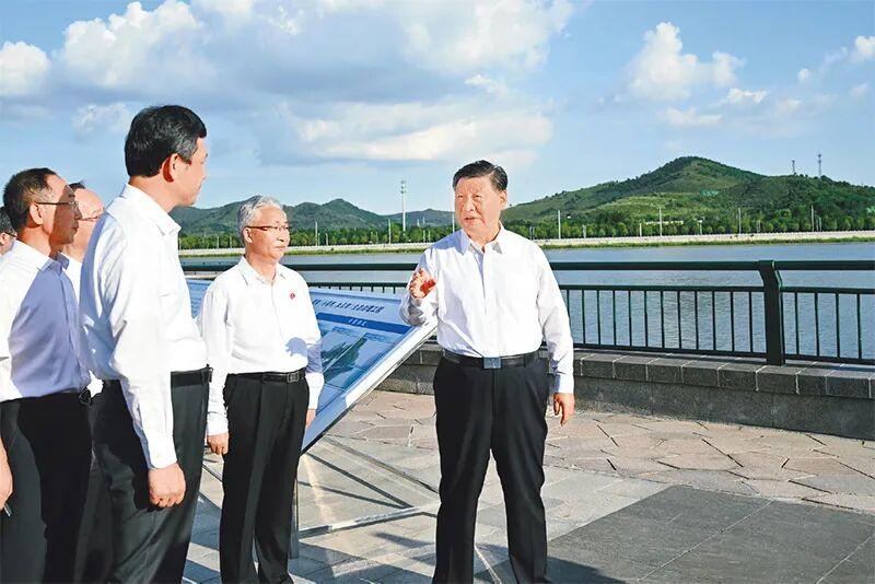 2022年8月16日至17日,中共中央总书记、国家主席、中央军委主席习近平在辽宁考察。这是16日下午,习近平在锦州市考察小凌河和女儿河环境综合整治情况,听取辽宁省防汛工作情况汇报,并就做好防汛工作、提高灾害防御能力作出重要指示。 新华社记者 燕雁/摄
