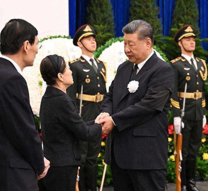 8月18日,朱镕基同志遗体在北京八宝山革命公墓火化。习近平、李强、赵乐际、王沪宁、蔡奇、丁薛祥、李希、韩正等前往八宝山送别,胡锦涛送花圈表示哀悼。这是习近平与朱镕基亲属握手,表示深切慰问。