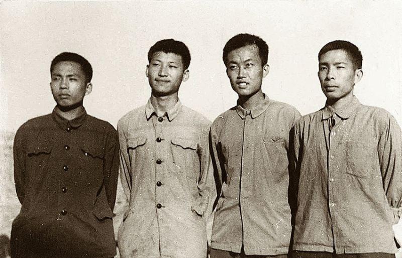 1973年,习近平和其他三位北京知青。(图片来自《习近平的七年知青岁月》)