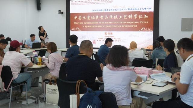 7月21日,2026年丝绸之路遗址保护技术高级人才联合培养与示范培训班的学员们在甘肃敦煌上课。新华社记者马莎摄