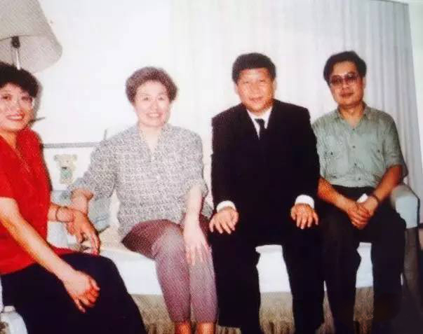 1993年9月,时任福州市委书记习近平利用在京开会间隙,专程来到陈老师家中看望。 1993年9月,时任福州市委书记的习近平利用在京开会的间隙,专程到家中看望陈老师。