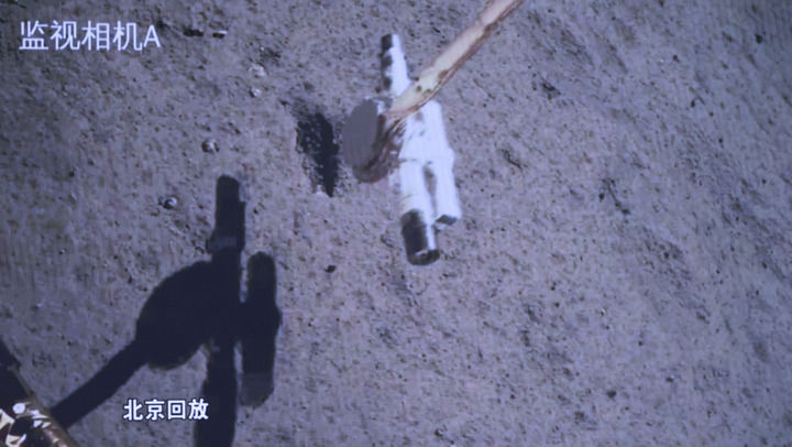 2024年6月4日7时38分,嫦娥六号上升器携带月球样品自月球背面起飞,随后成功进入预定环月轨道。嫦娥六号完成世界首次月球背面采样和起飞。这是当日在北京航天飞行控制中心屏幕上拍摄的嫦娥六号取样回放画面。新华社记者 金立旺 摄
