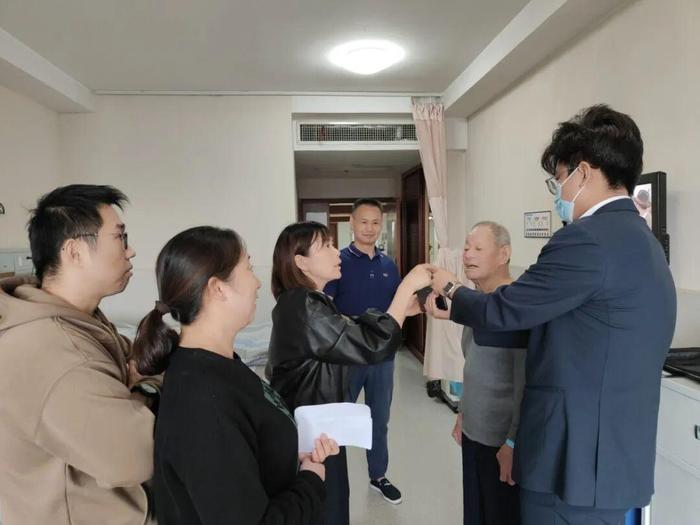 联系银行去医院为其办理社保卡.jpg