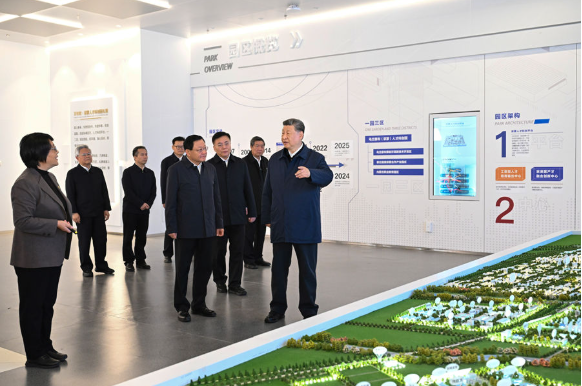 10月16日,中共中央总书记、国家主席、中央军委主席习近平在内蒙古自治区乌兰察布市考察。这是习近平总书记在察哈尔高新技术开发区考察,了解绿色算力产业发展等情况。新华社记者 岳月伟 摄