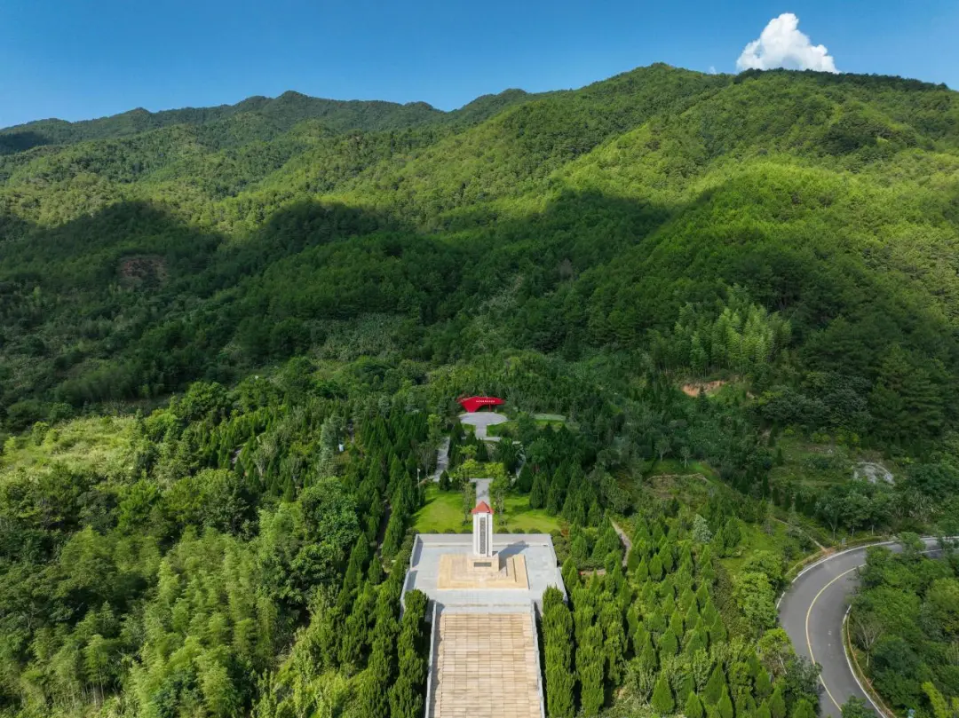 松毛岭战斗烈士纪念碑。新华社记者 韩旭 摄