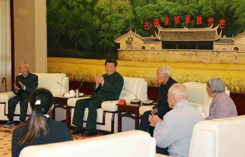2014年10月31日,习近平专程来到福建省上杭县古田镇,出席正在这里召开的全军政治工作会议。图为习近平接见老红军、军烈属和“五老”同志代表。新华社记者 李刚 摄