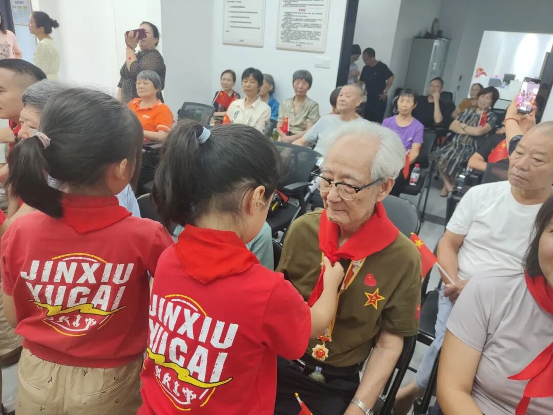 勤丰社区为退伍老兵佩戴红领巾.jpg